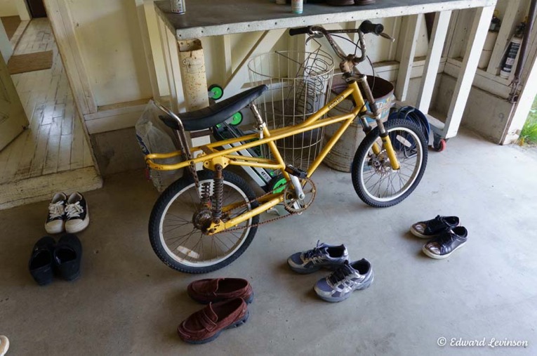 shoes garage bike 001